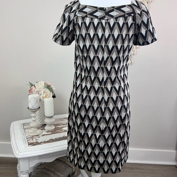 Dress Barn Geometric Pattern Fitted Stretch Knit Dress. Sz. 6. Item #345 - Picture 4 of 8